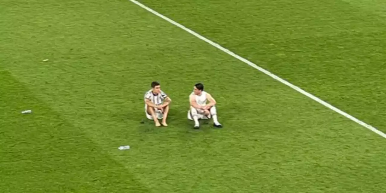 Juve, l'ultimo Dybala: a piedi nudi sull'erba dello Stadium con Vlahovic VIDEO