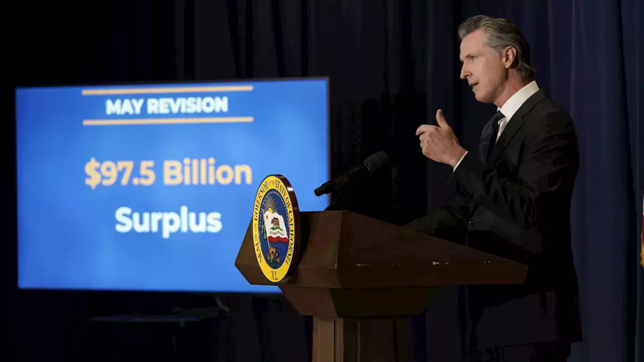 Despite $97.5-billion surplus, Legislative Analyst's Office warns of California 'fiscal cliff'