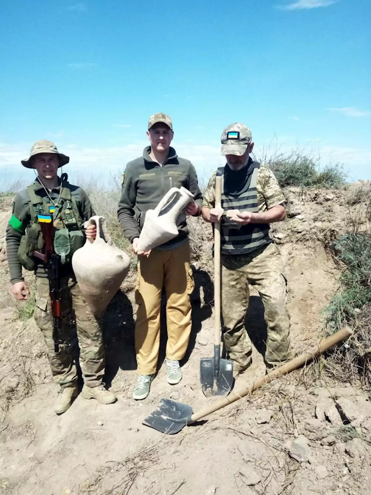 Ukrainian Soldiers Discovered a Trove of Ancient Greek Urns While Digging Trenches in Odessa | Artnet News