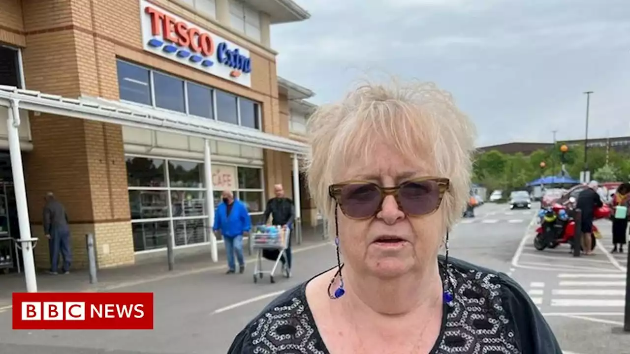 Tesco shopper's plea to bring back till staff