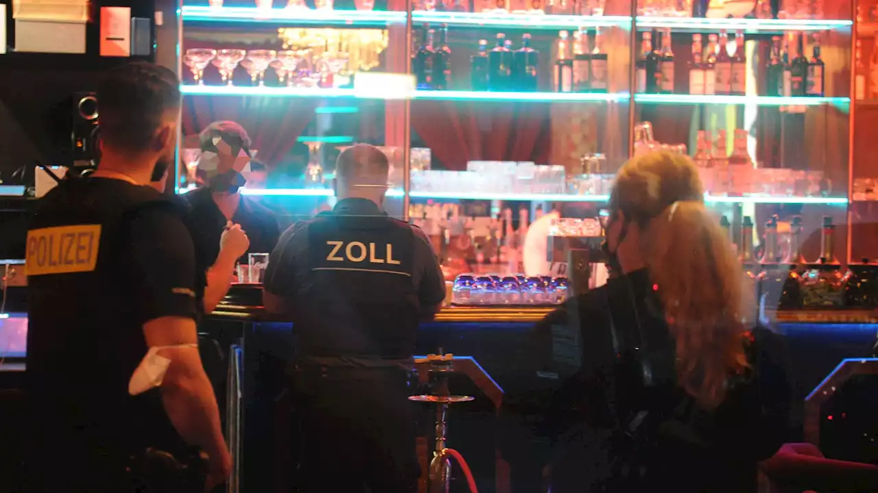 Polizei und Zoll dampfen Shisha-Bars in Berlin ein