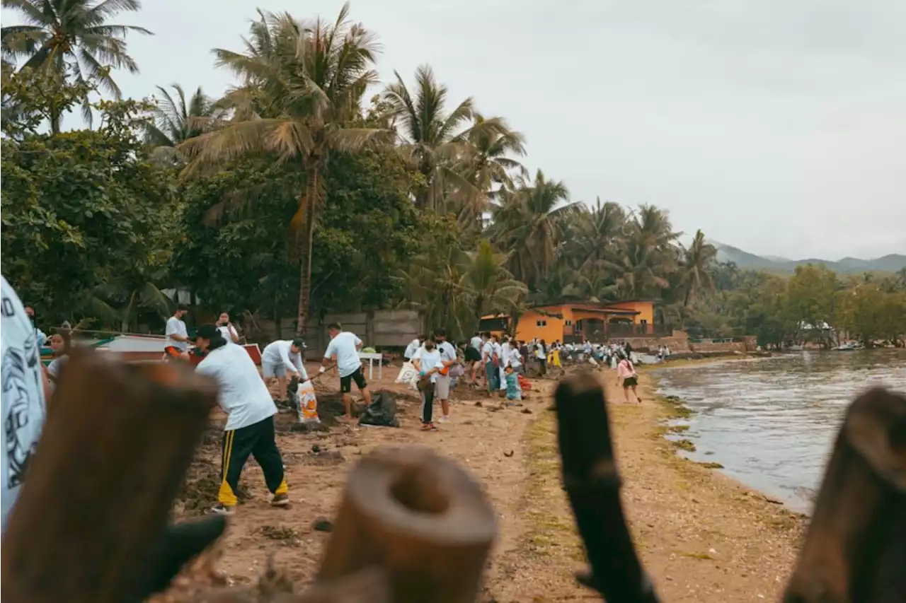 #WeOnlyHaveOneEarth: Group of individuals in Cebu join hands for coastal clean-up