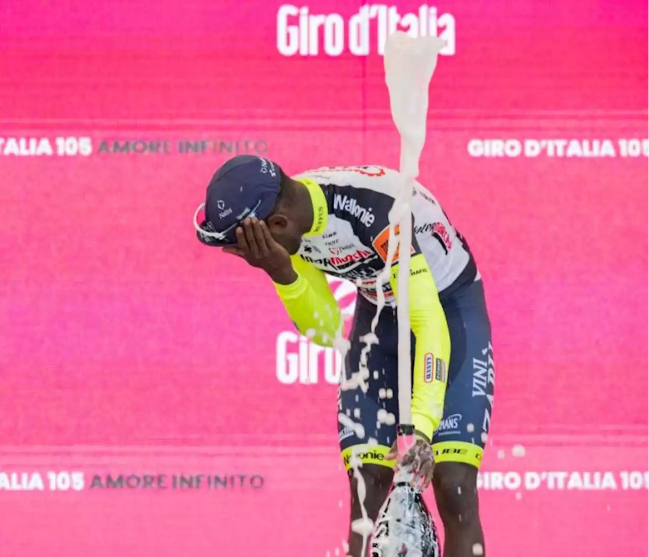 Infortunada celebración de Biniam Girmay en el Giro