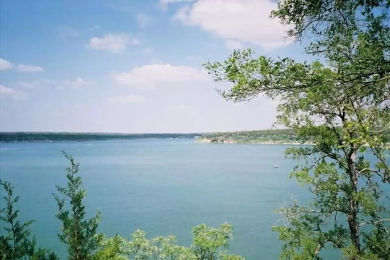 Teen dies after cliff jumping at Texas lake, officials say