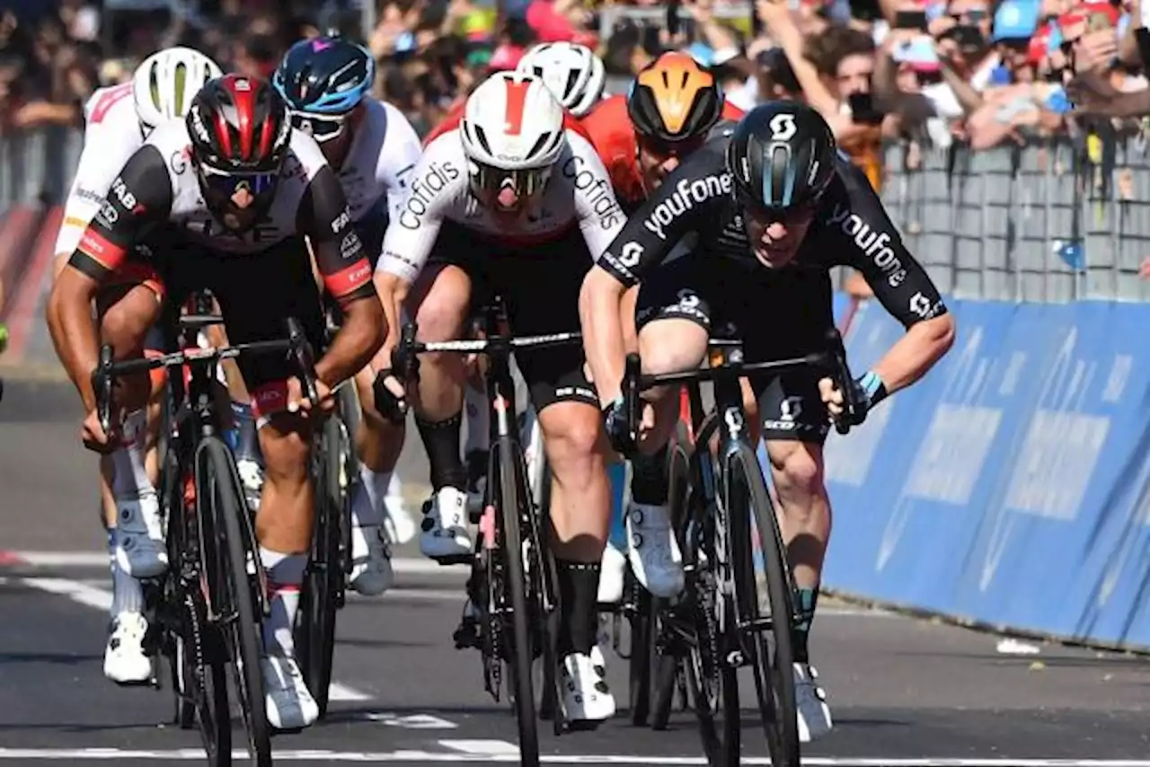 Alberto Dainese (DSM) règle le sprint de la 11e étape du Giro, Arnaud Démare quatrième