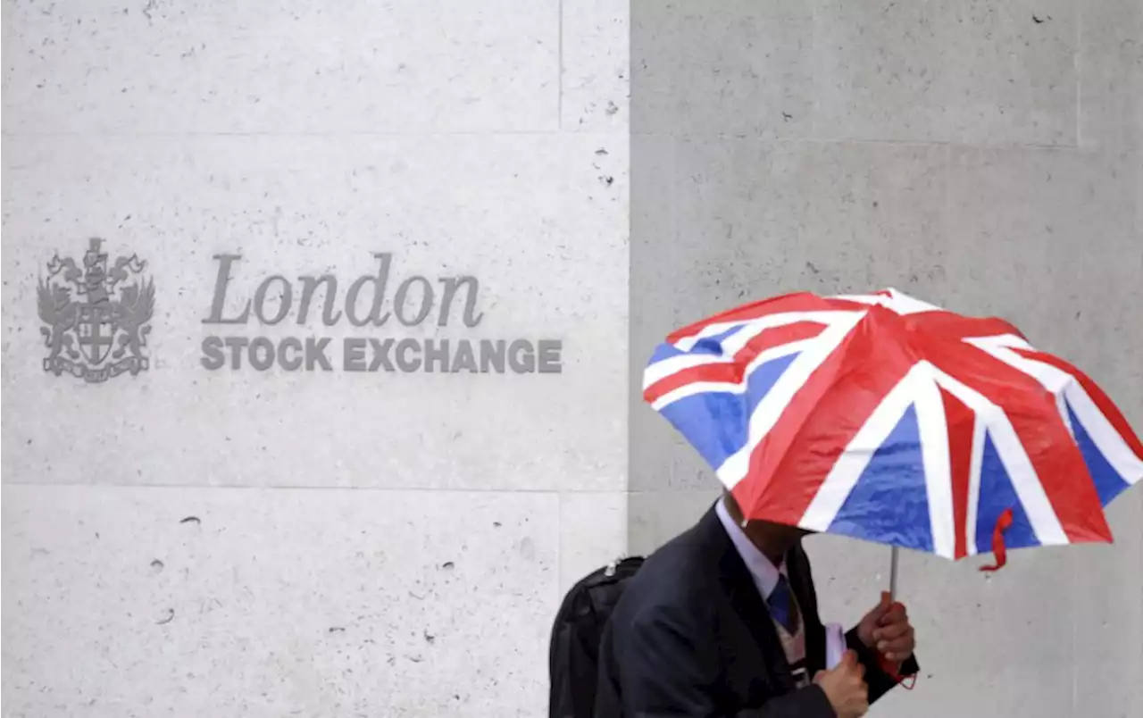 FTSE 100 slips on inflation worries, Premier Foods boosts midcaps