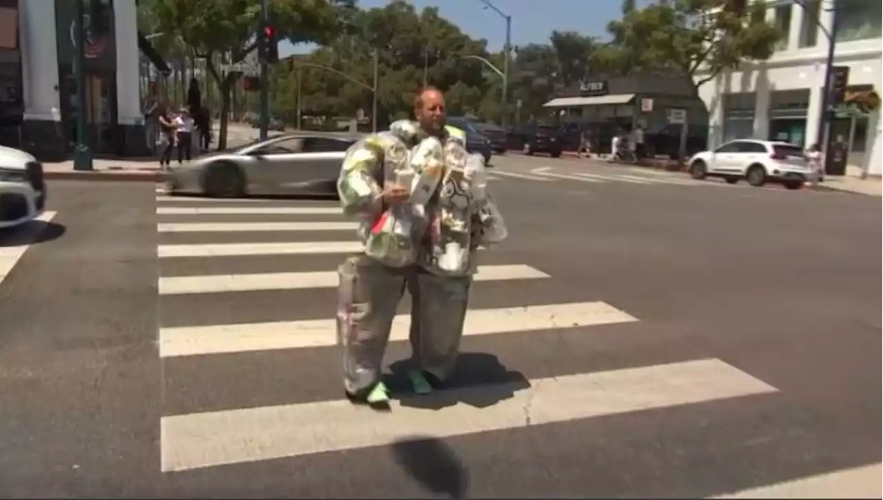 This Man Is Wearing the Trash He Creates in One Month as a Suit