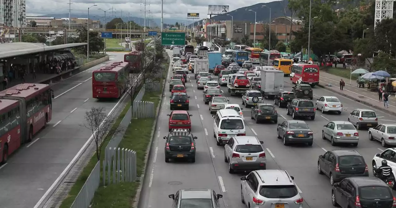 Tubo roto en la Autonorte en Bogotá genera congestión en la movilidad