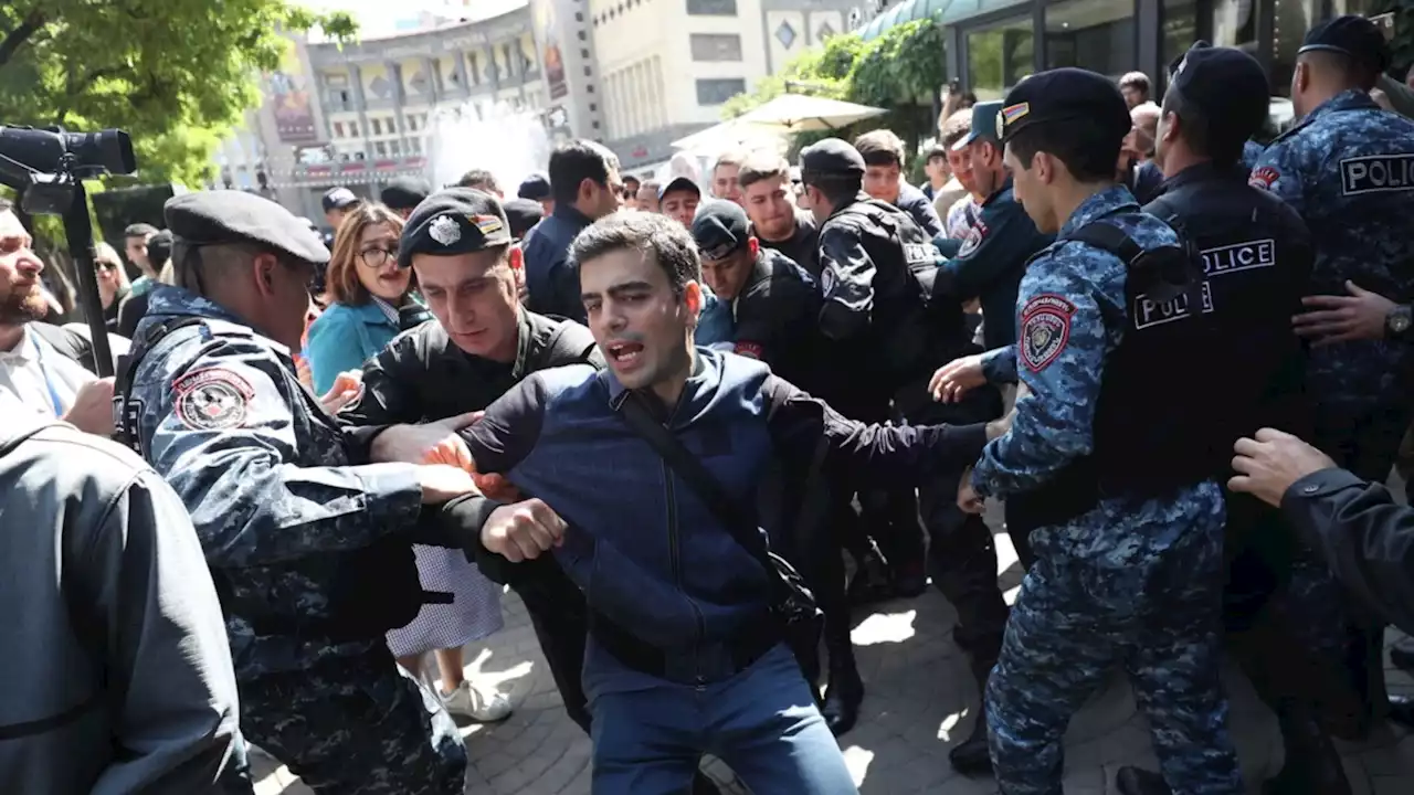 بازداشت ۴۰۰ معترض در ایروان در پی تشدید اعتراضات در ارمنستان