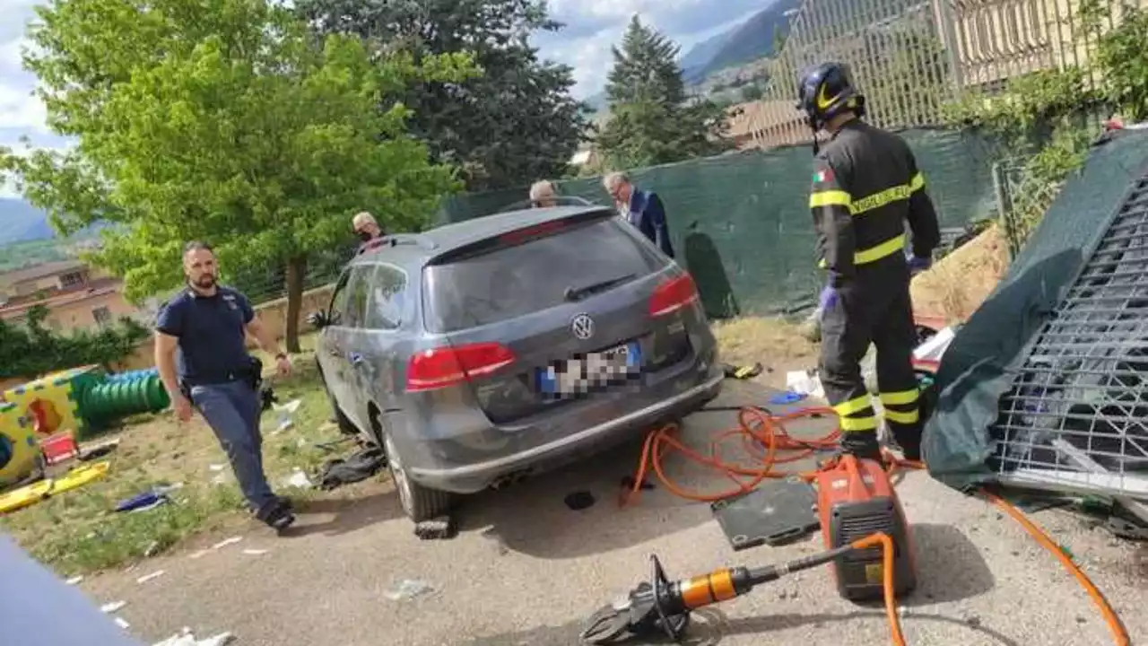 L'Aquila, auto finisce nel giardino di un asilo: 5 i bimbi feriti, uno è grave