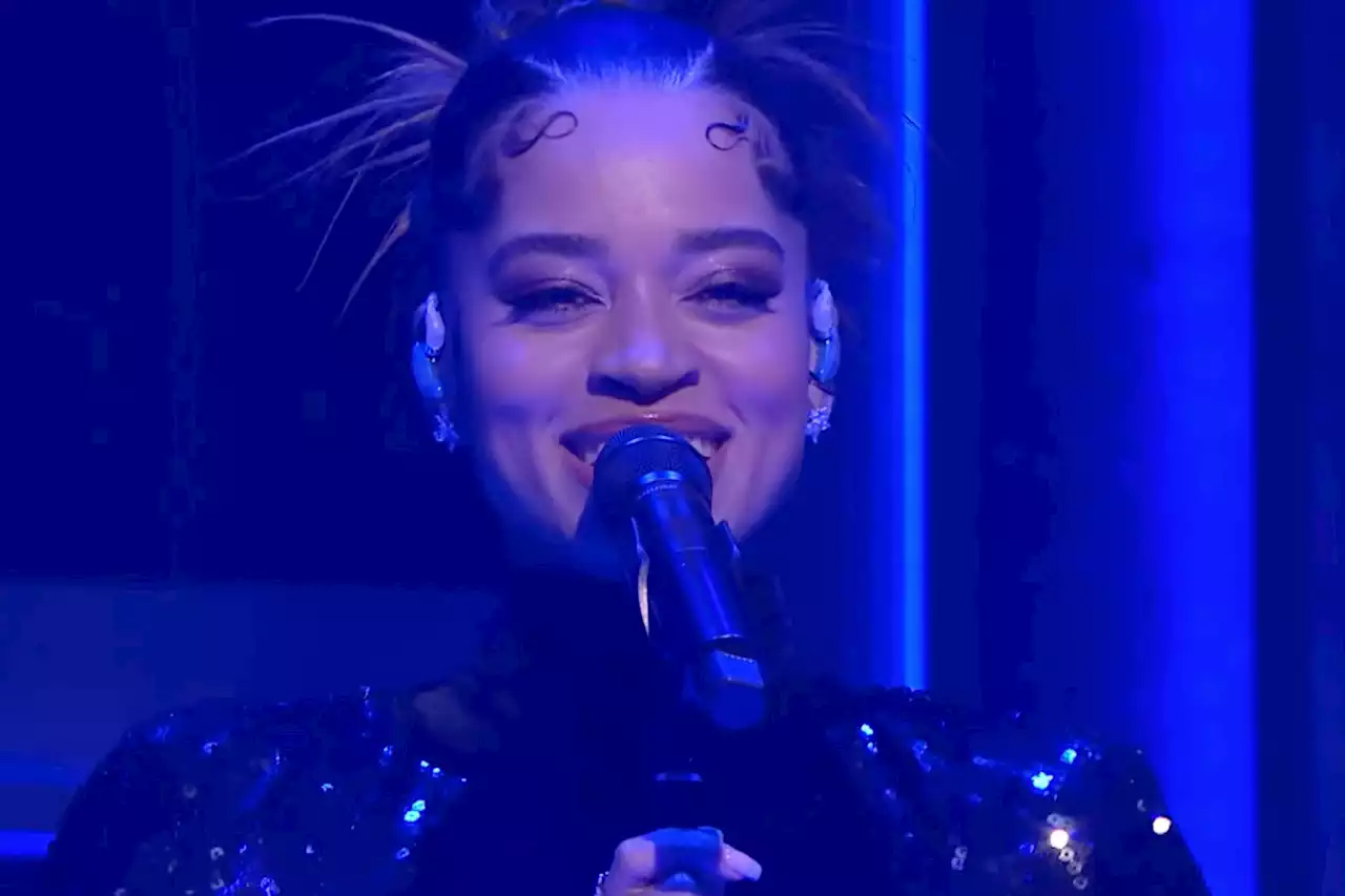 Ella Mai Performs Sultry Medley of 'DFMU,' 'Leave You Alone' on 'Fallon'