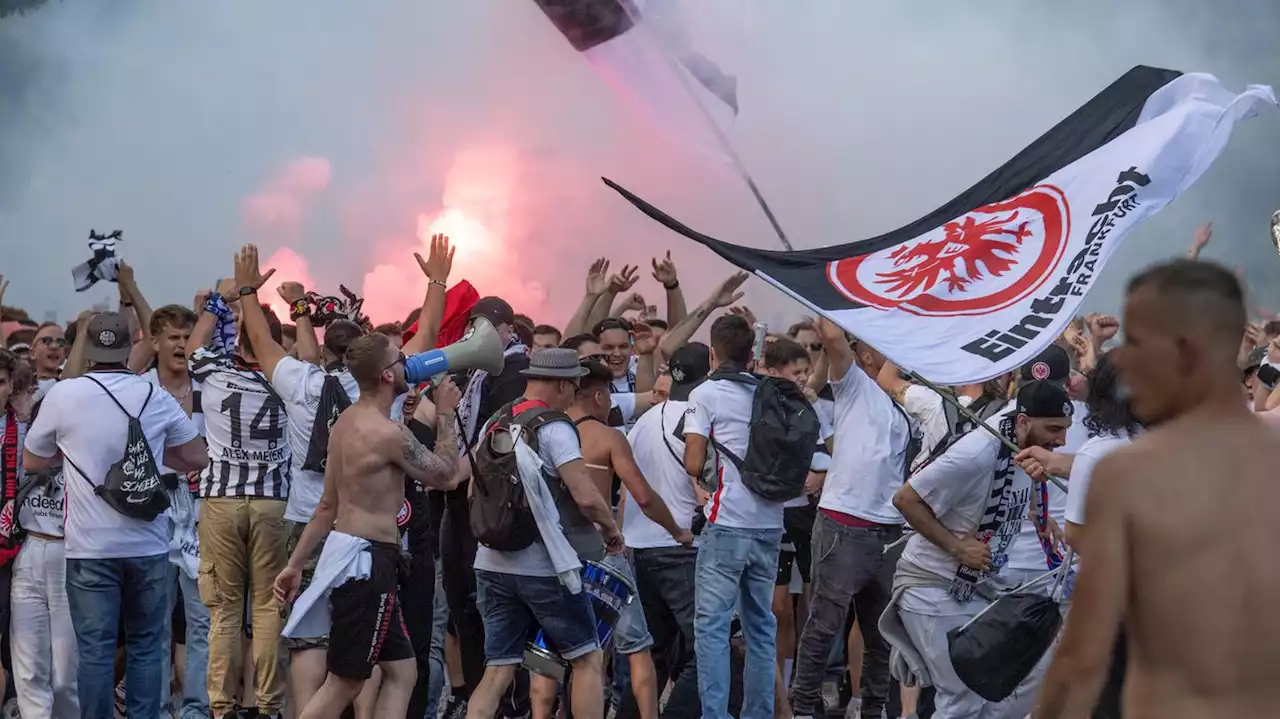 Zusammenstöße zwischen Fans, Kapitän mit Platzwunde und Übertragungsprobleme: So läuft das Spiel Frankfurt gegen Glasgow