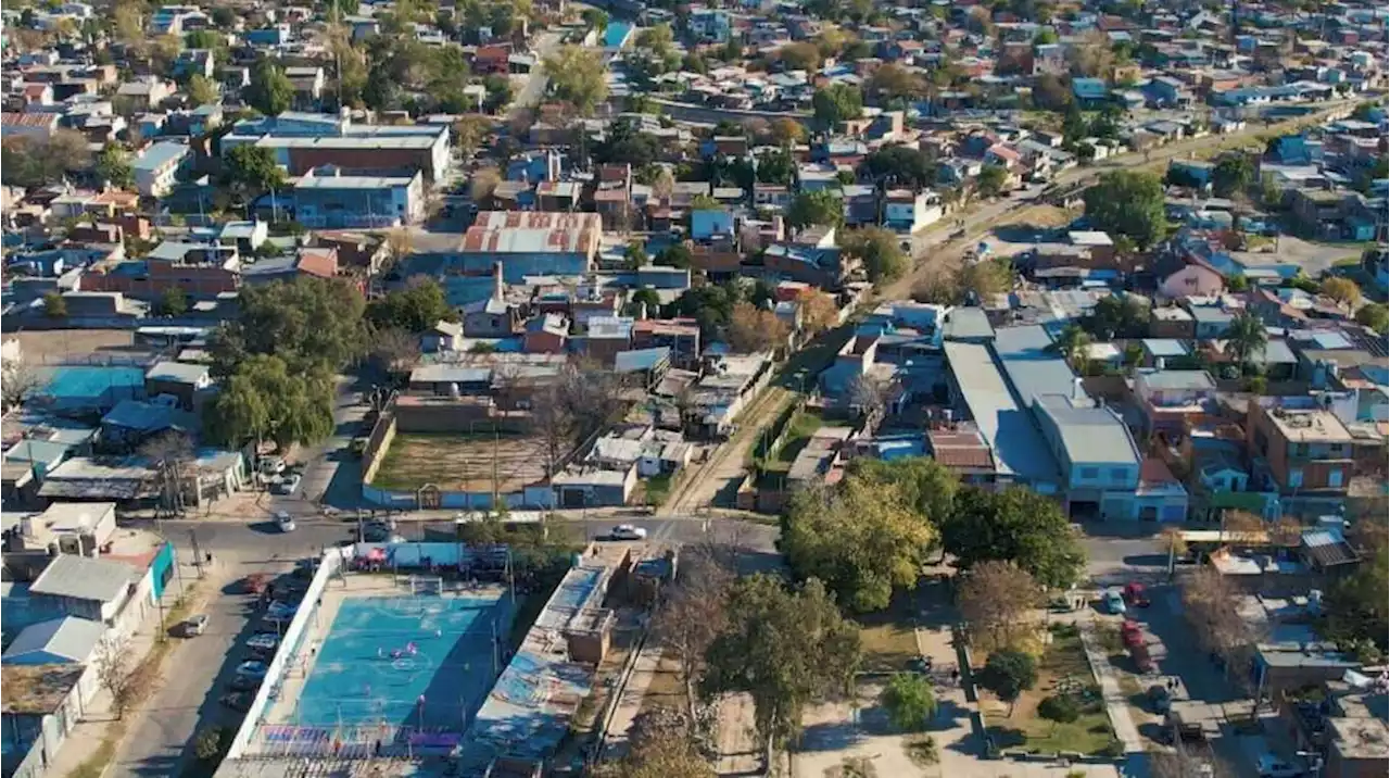 Argentina isólita: el Estado ayuda a familias a edificar sobre las vías de un tren