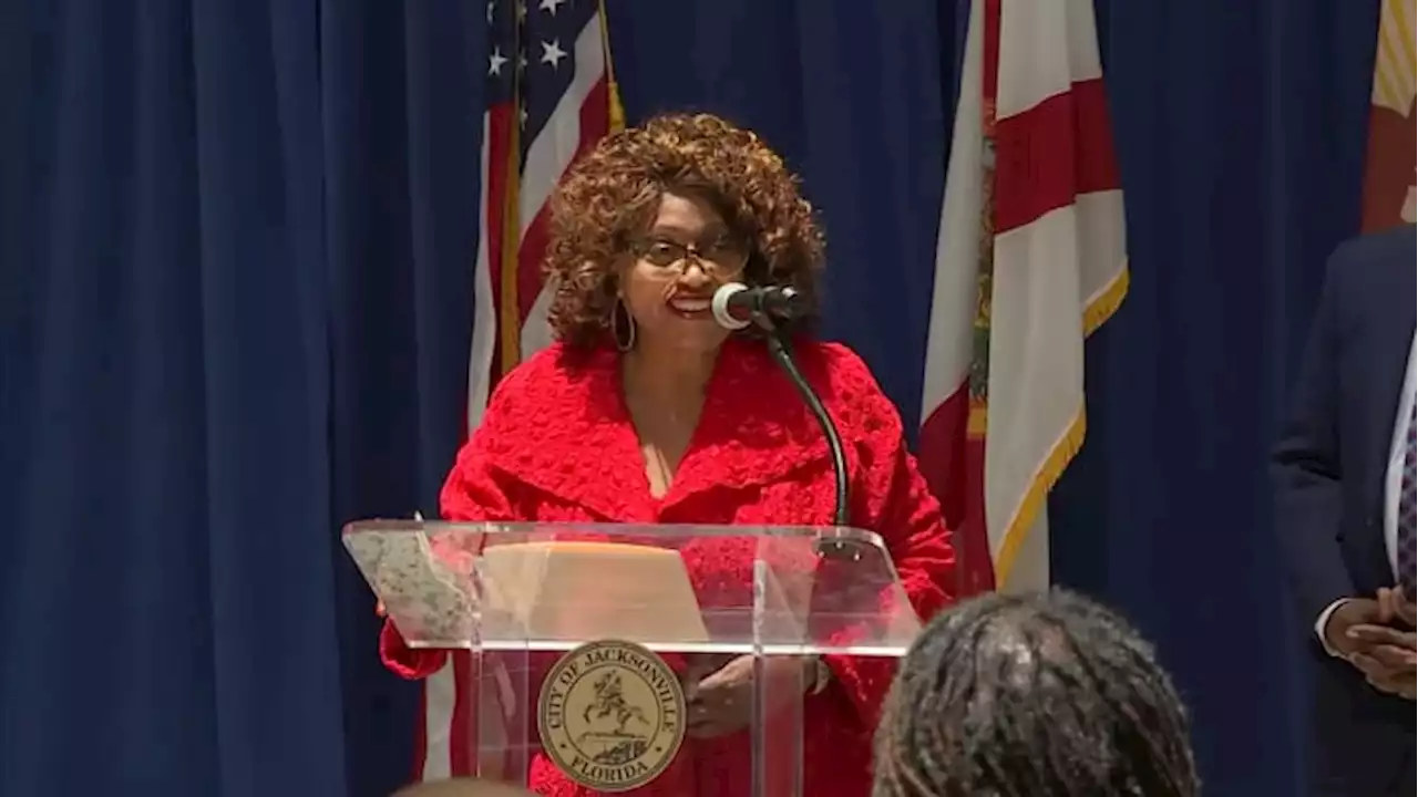 After pleading guilty, Corrine Brown attends prayer rally at Jacksonville City Hall