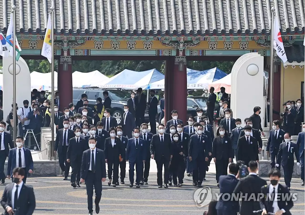 尹, 유가족단체와 '민주의 문' 거쳐 200ｍ 걸어 입장(종합) | 연합뉴스