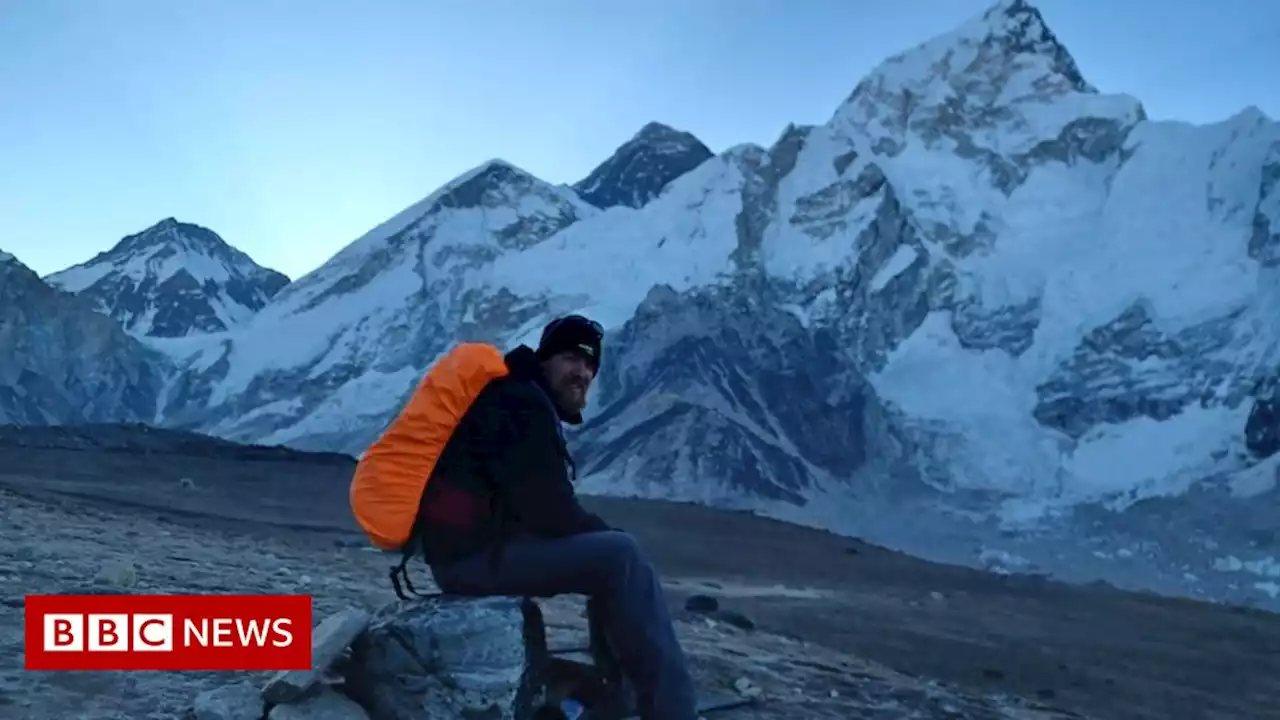 Everest: Jamie McAnsh climbs to base camp on crutches