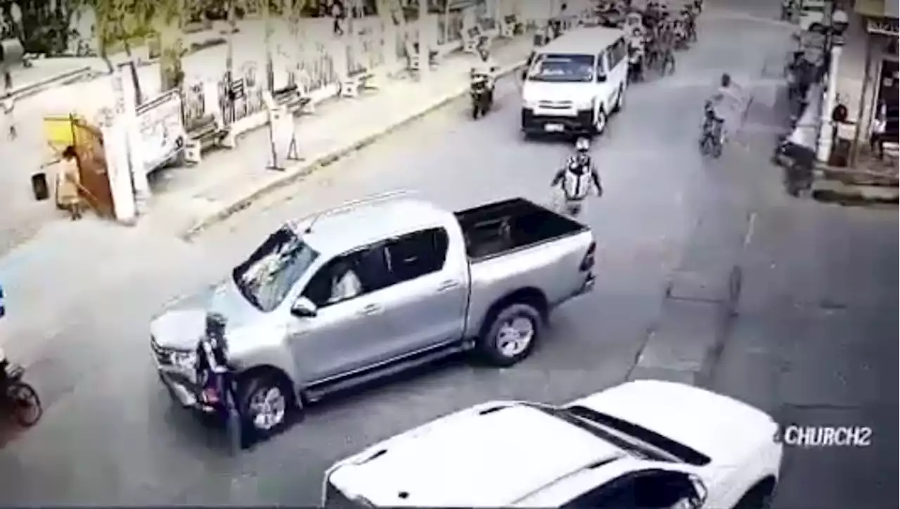 WATCH: Traffic enforcer in Balamban, Cebu accidentally hit by pickup truck