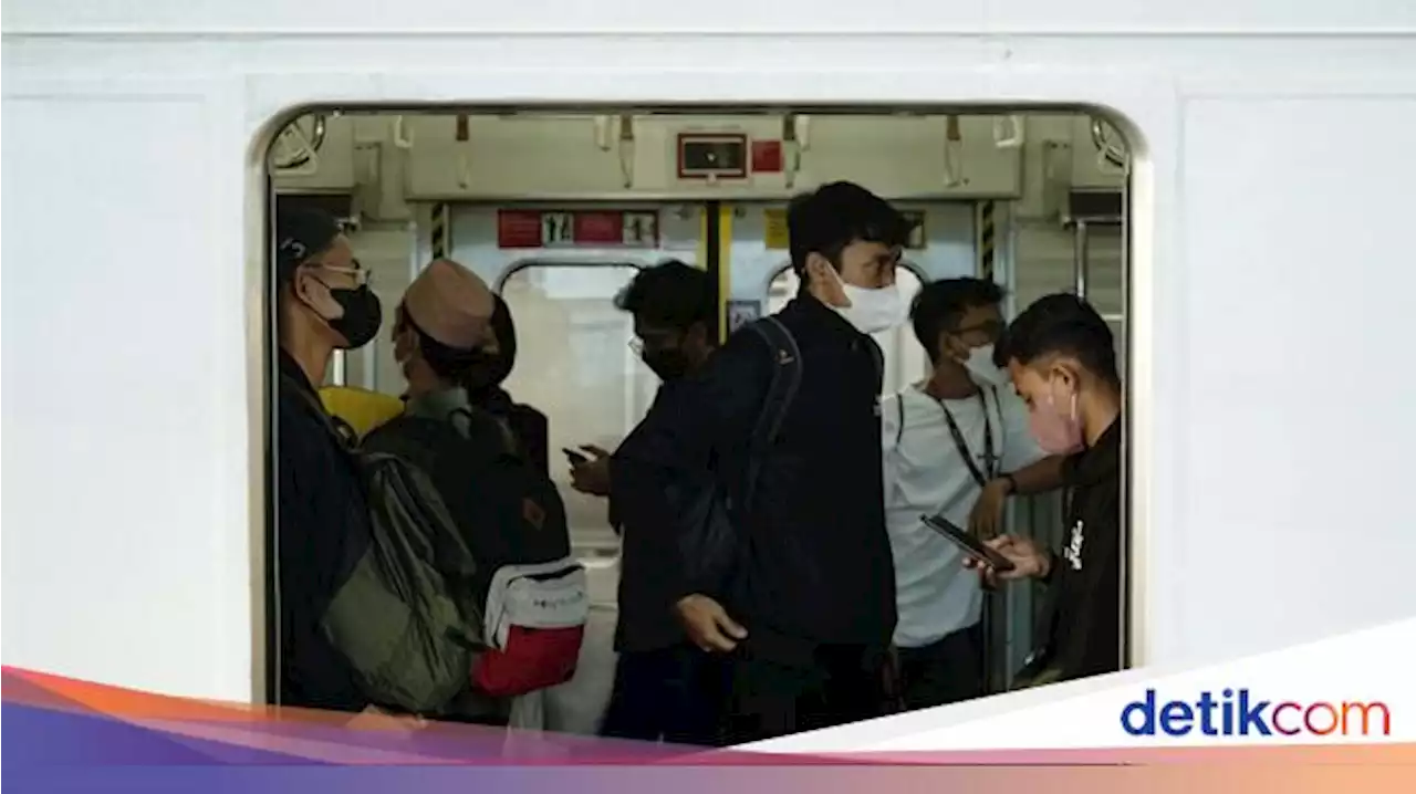 Suasana KRL yang Kini Kapasitas Penumpang Jadi 80 Persen