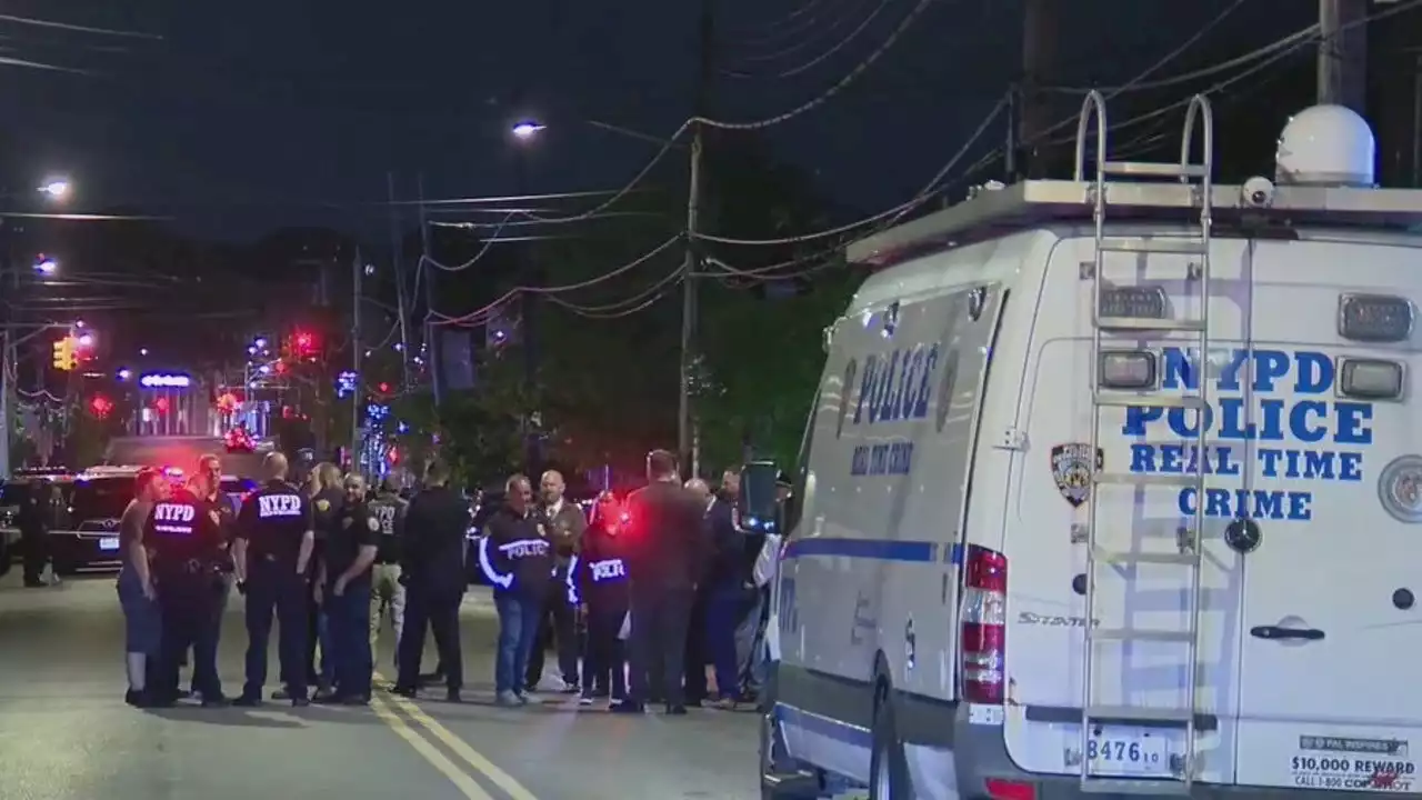 Patient riding in ambulance shoots EMT on Staten Island, police say