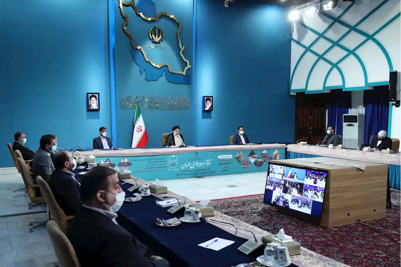 فراهم کردن میدان فعالیت برای بخش خصوصی از وظایف دولت است/ مناطق آزاد و ویژه اقتصادی در گسترش ارتباطات با همسایگان نقش موثری دارند