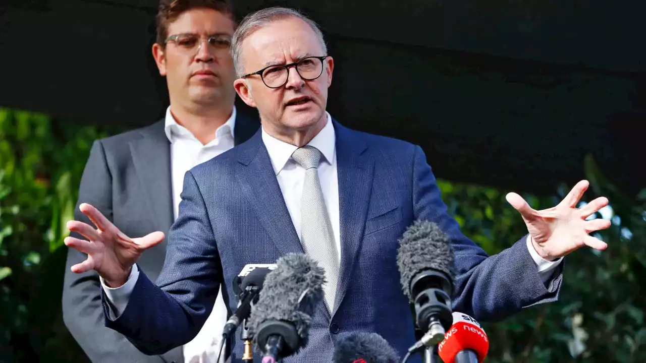 Journalists &#8216;frustrated&#8217; over Labor&#8217;s initial plan to split media pack from Albanese