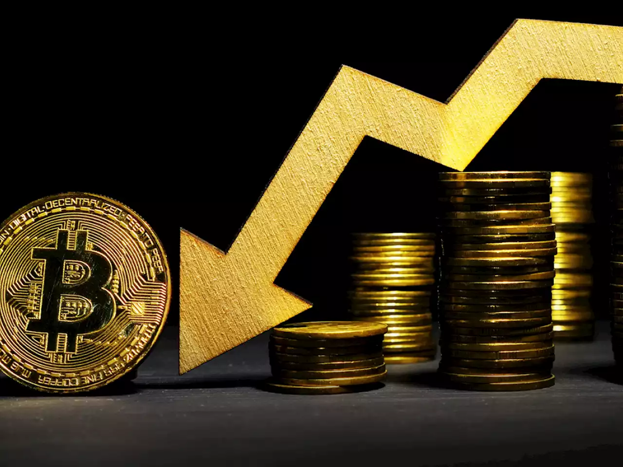 Here's Why Bitcoin Looks Ready to Plunge Further: Bloomberg