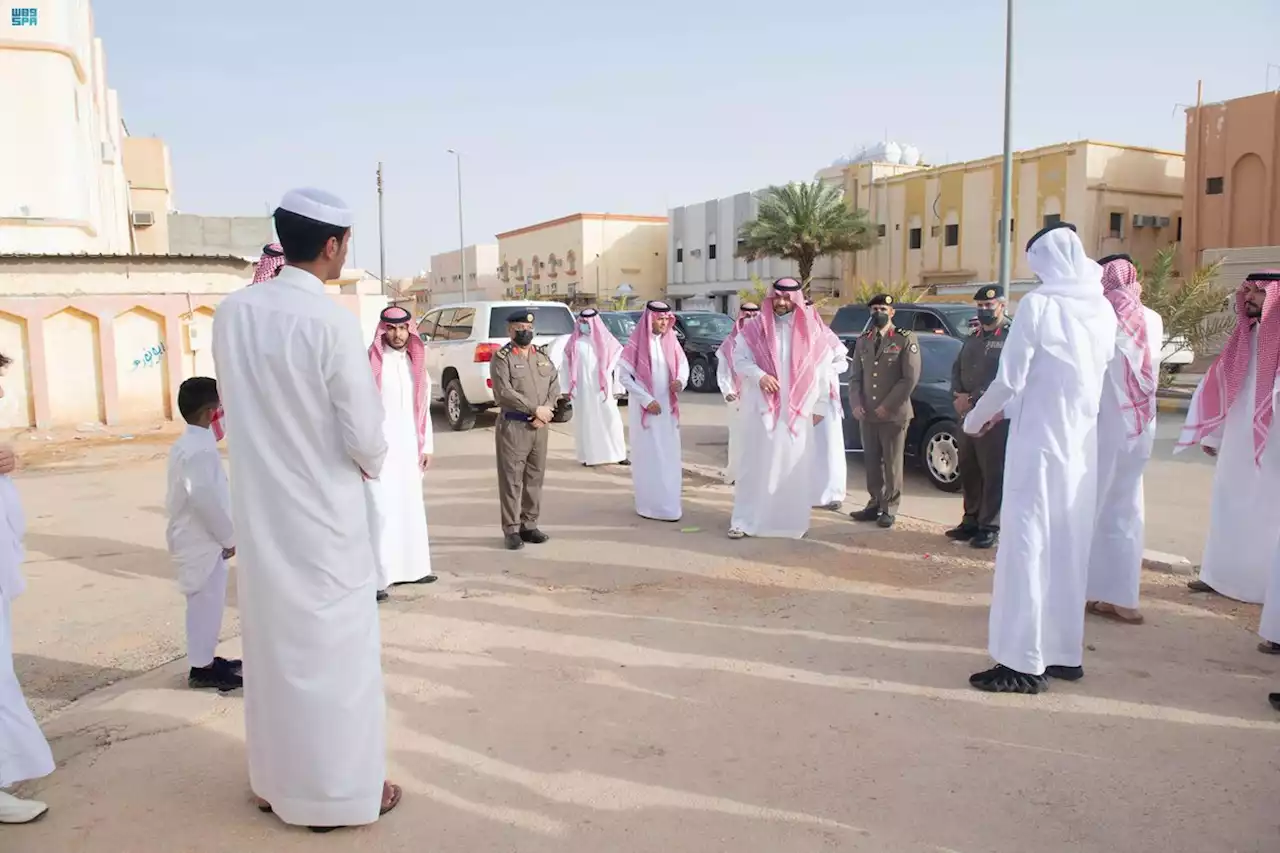 جريدة الرياض | أمير الحدود الشمالية يتفقد المنازل المتضررة من جراء الأمطار الغزيرة بعرعر