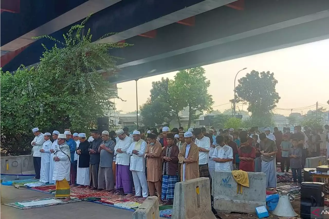 Warga Pasar Gembrong Shalat Idul Fitri di kolong Tol Becakayu