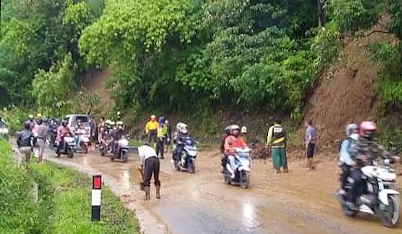 Hujan Deras, Tebing Setinggi 25 Meter Longsor di Ciater