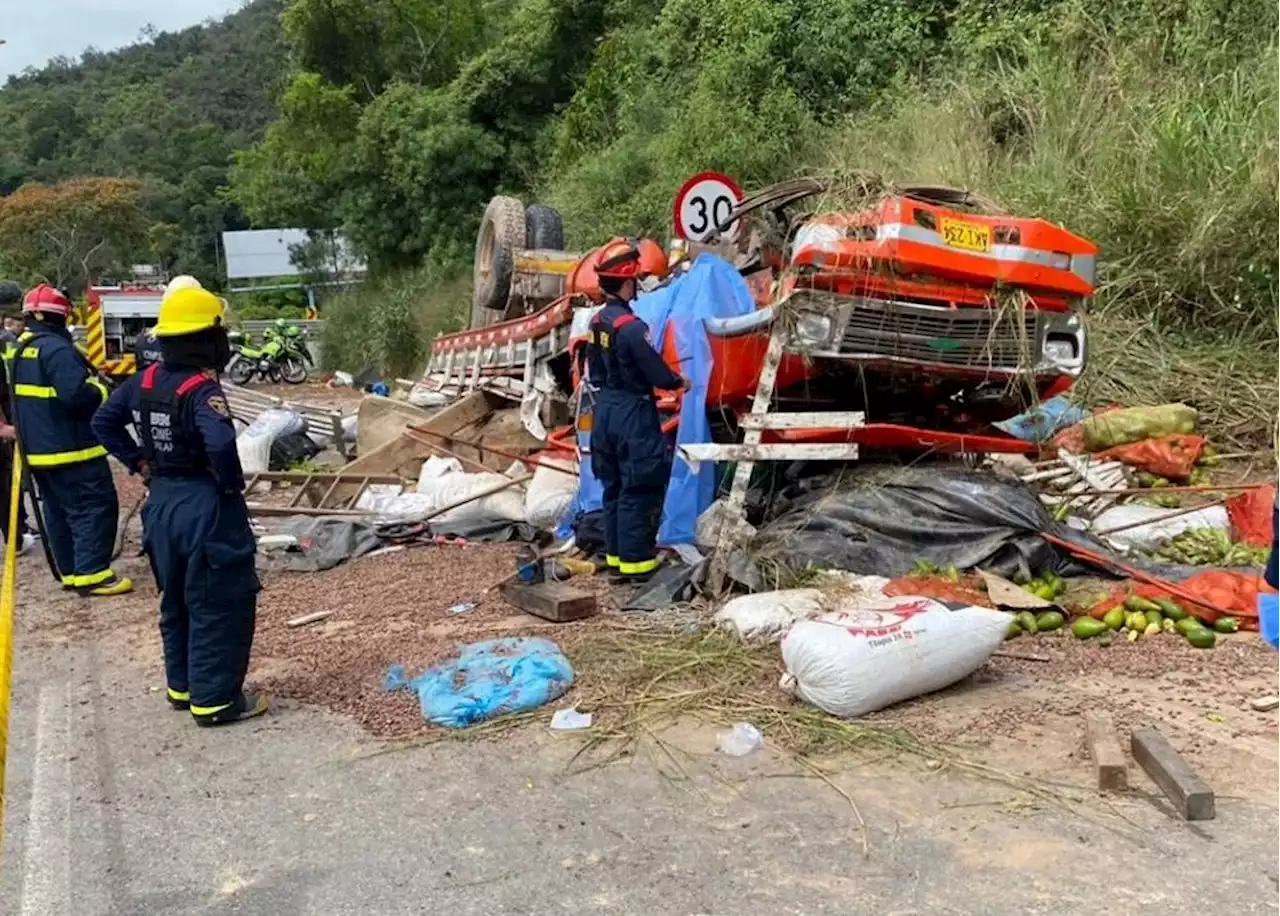 Un muerto y dos personas más heridas dejó accidente de camión en vía entre Lebrija y Bucaramanga