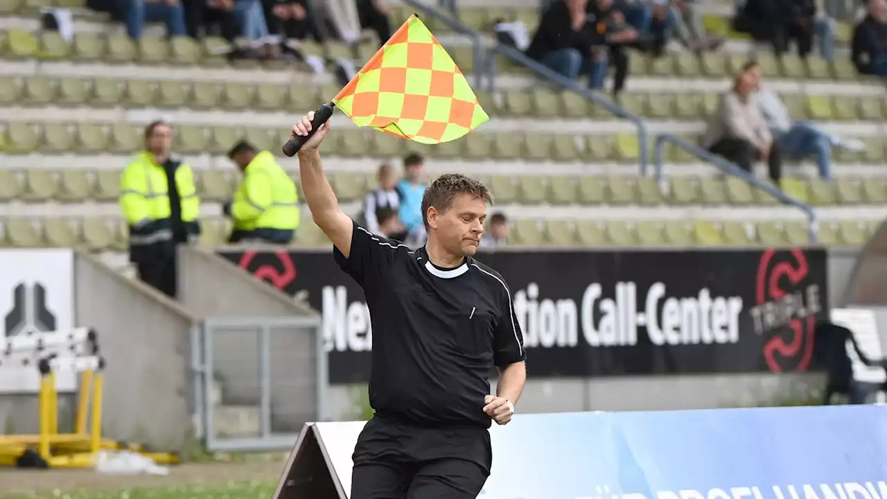 Hier hebt Union-Manager Ruhnert in der Oberliga die Fahne