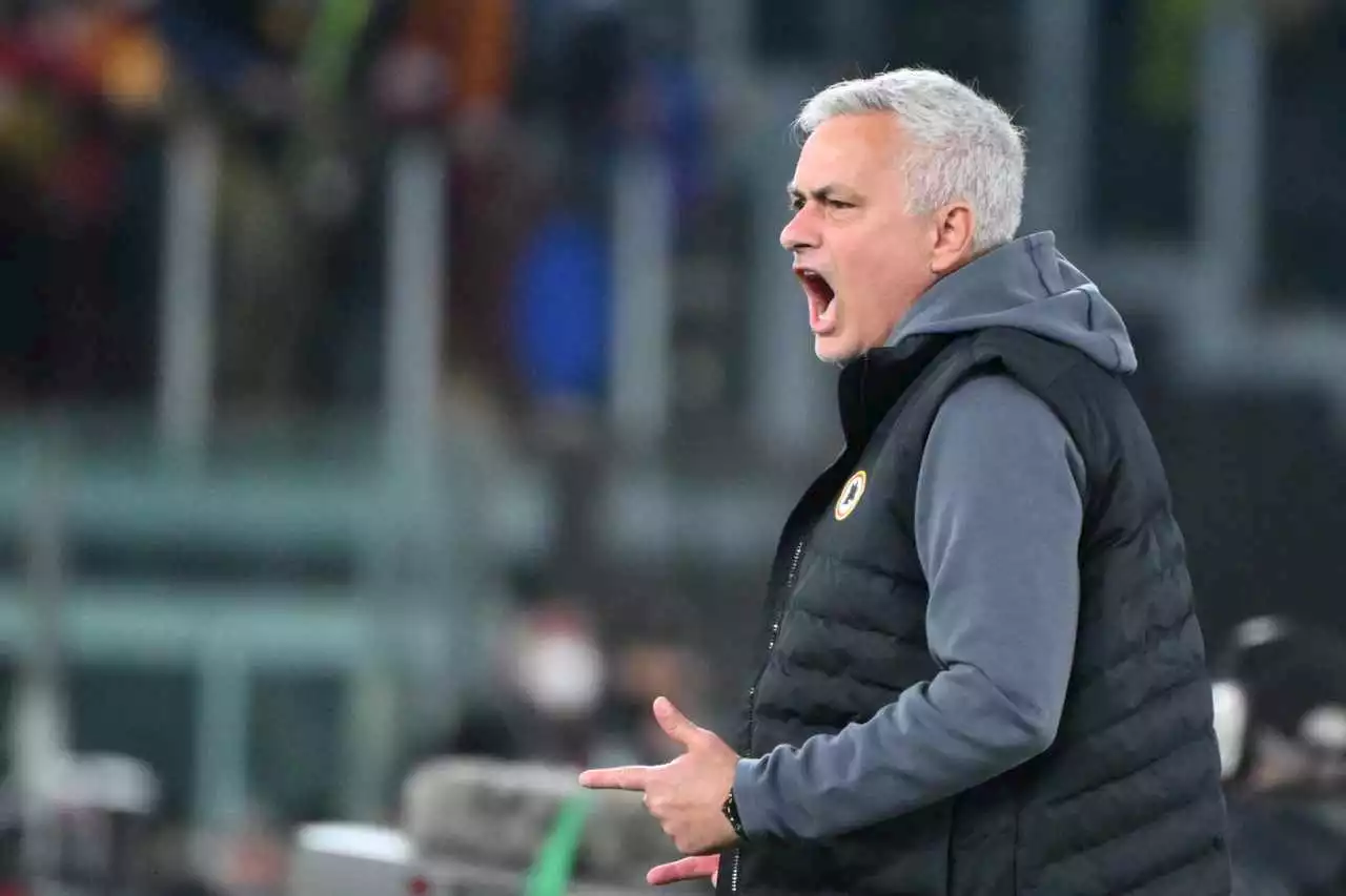 Roma-Bologna, Mourinho perde le staffe: il gesto all'arbitro - Calciomercato