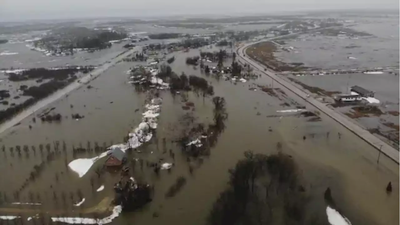 Hundreds in Manitoba First Nation flee homes as rising Fisher River floods community | CBC News