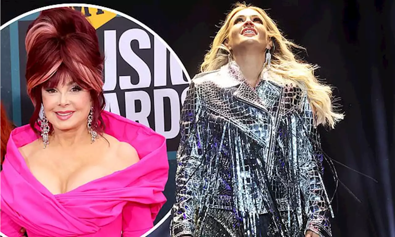 Carrie Underwood delivers heartfelt tribute to Naomi Judd at concert