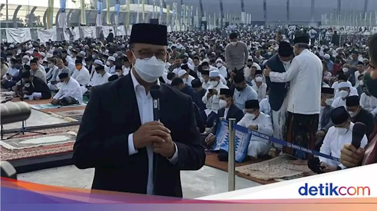 Anies Baswedan dan Keluarga Salat Idul Fitri di JIS