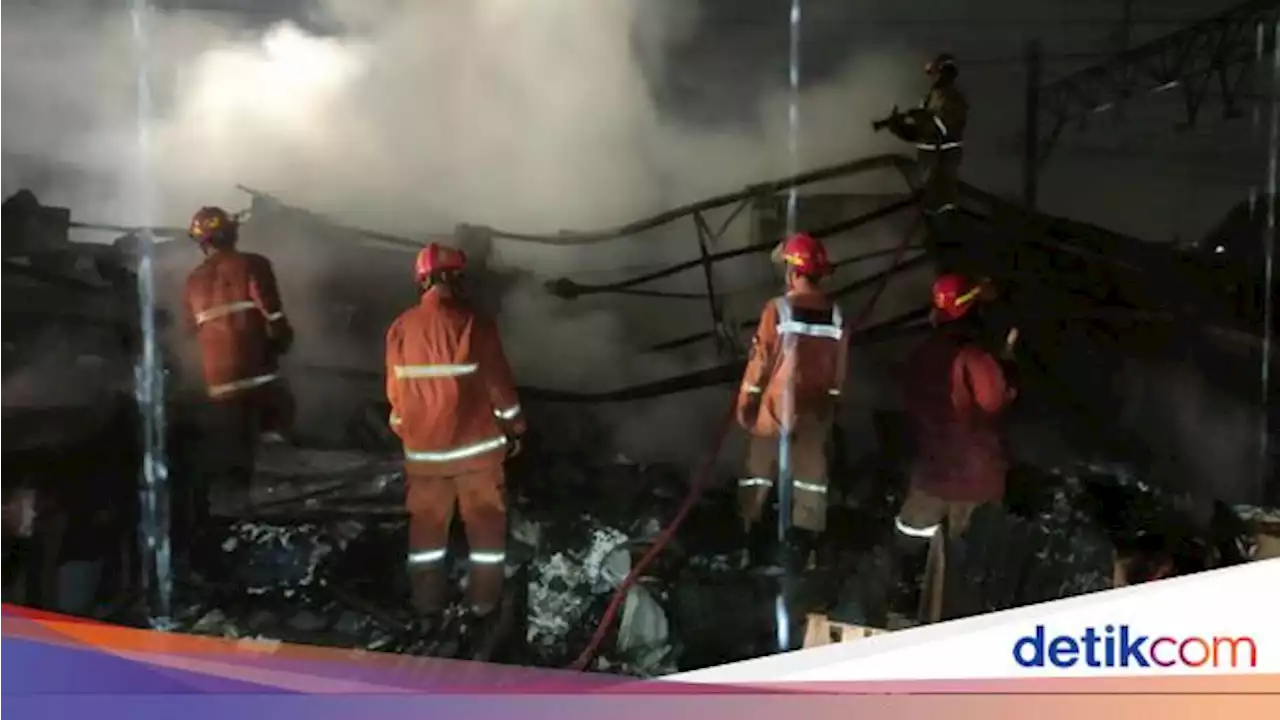 Pasar Kemiri Dekat Stasiun Depok Baru Terbakar, Perjalanan KRL Terhambat