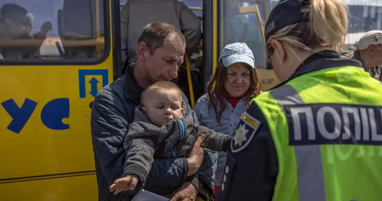 Mariupol: un video mostra l'evacuazione dei civili intrappolati nell'acciaieria Azovstal