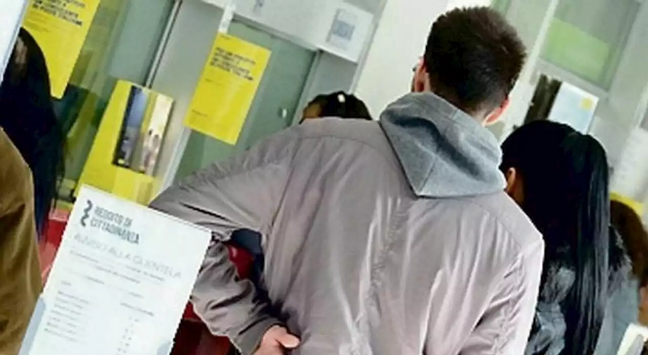 Reddito di cittadinanza, marito violento ci compra la cocaina a discapito della famiglia: è estorsione