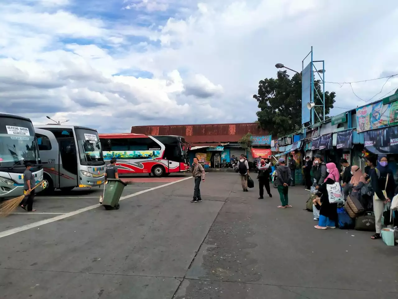 Puncak Arus Mudik Lebaran Usai, Pemudik di Terminal Cicaheum Bandung Sepi