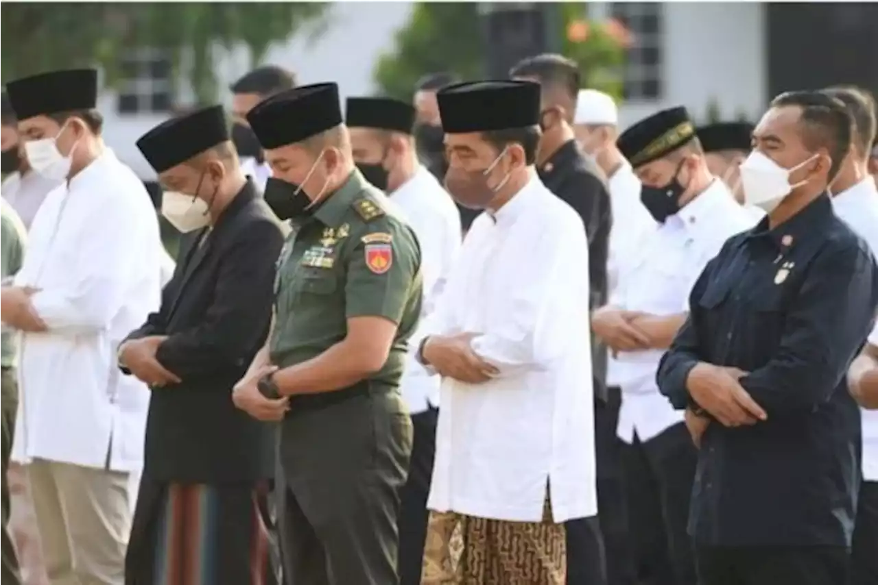 Presiden dan Ibu Negara Salat Id di Halaman Gedung Agung