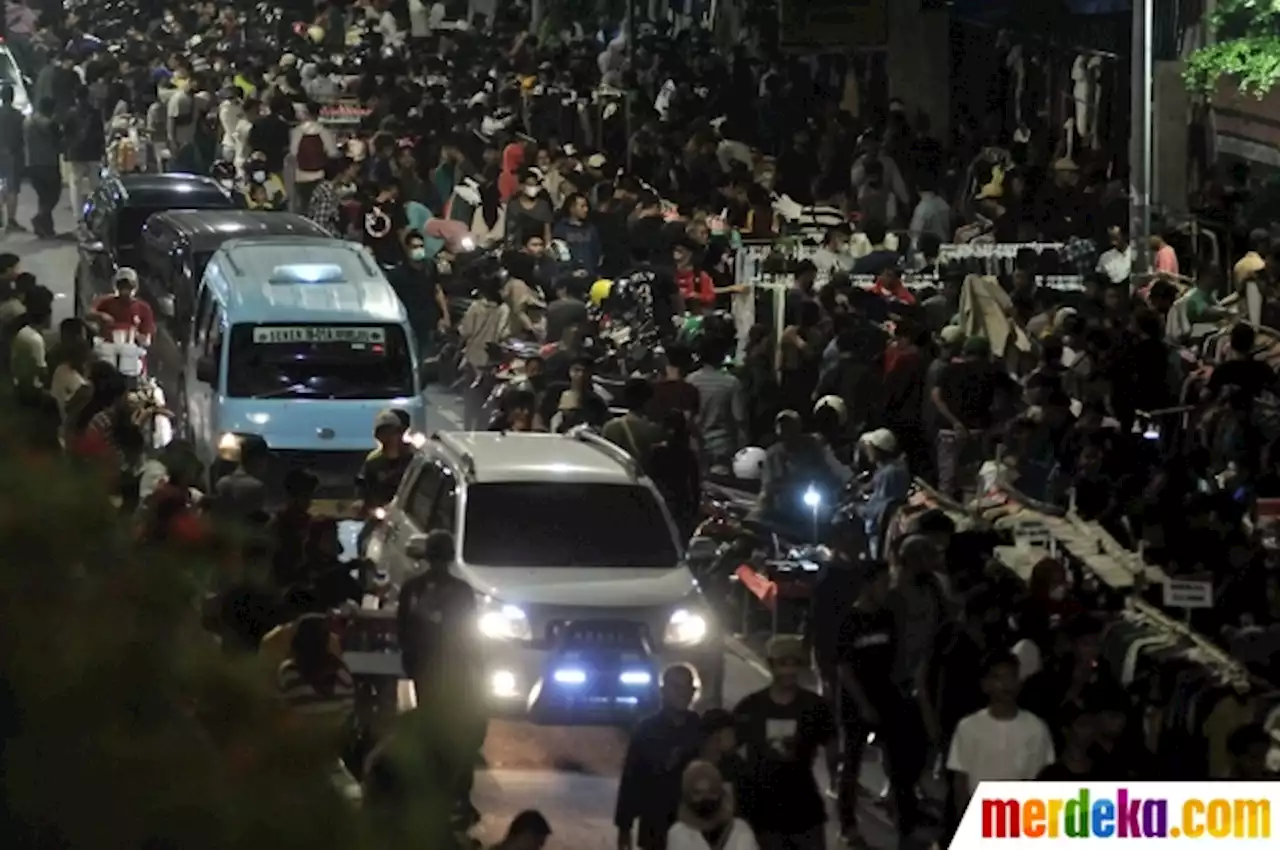 Foto : Tumpah Ruah Warga Berburu Pakaian Impor Bekas saat Malam Takbiran | merdeka.com