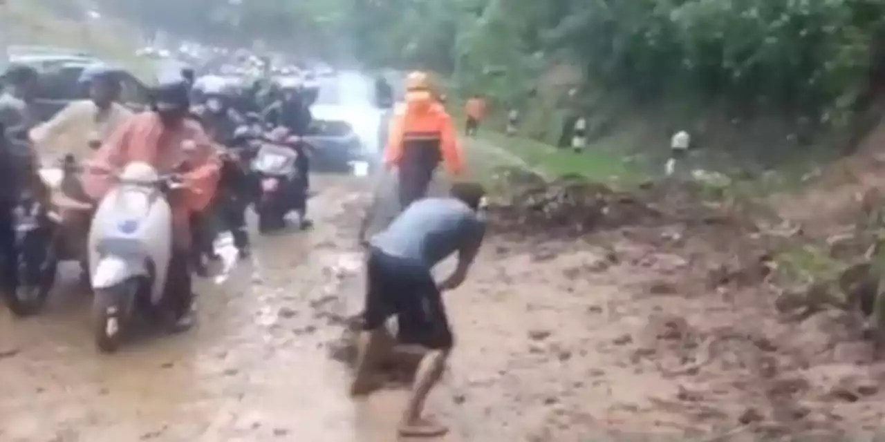 Terdampak Longsor, Jalan Utama Bandung-Subang di Ciater Macet | merdeka.com