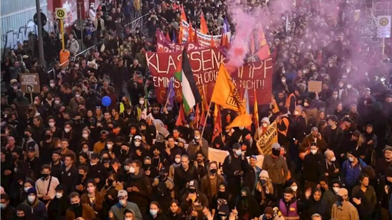 Ruhige 1. Mai-Demonstration in Berlin: Vereinzelt Rangeleien