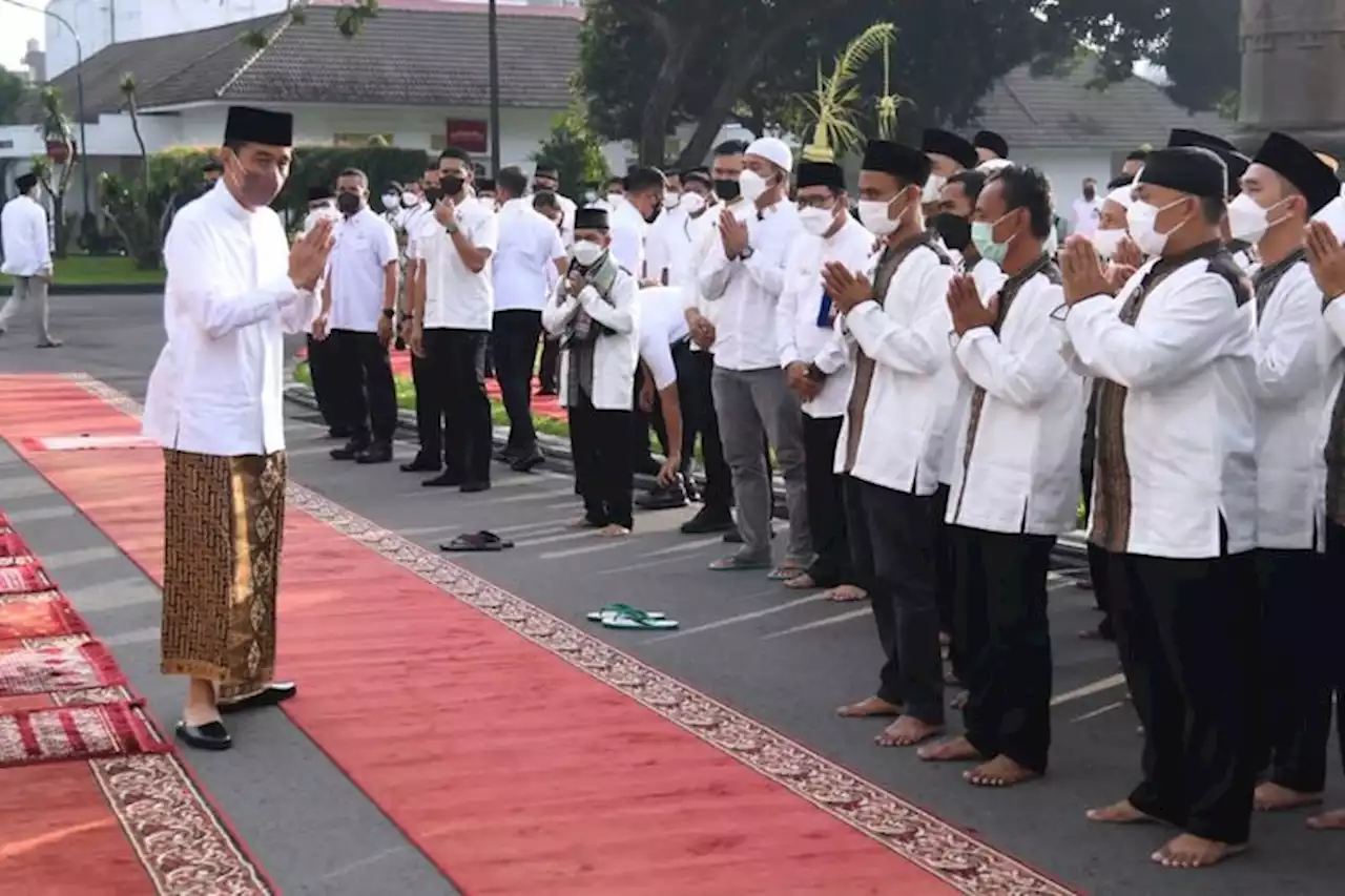 Jokowi Sampaikan Pesan Khatib Saat Sholat Id: Momentum Emas untuk Memperkuat Solidaritas Umat - Pikiran-Rakyat.com