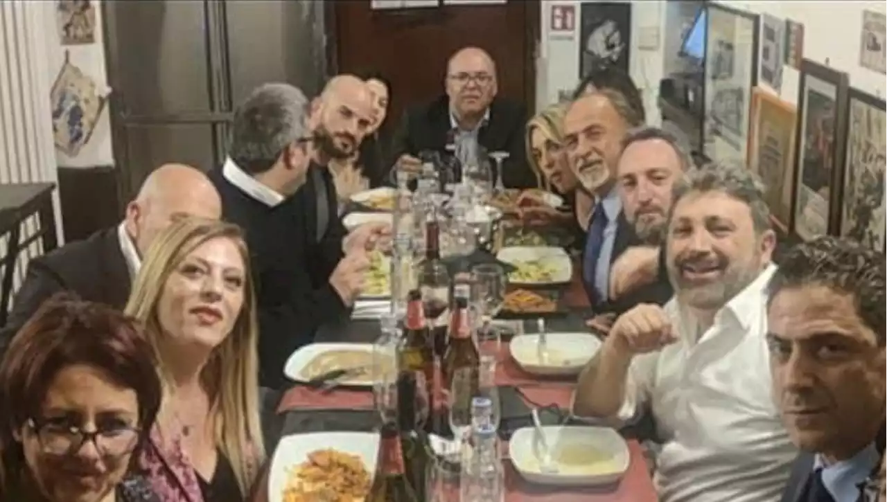 Fratelli d’Italia, dirigenti al ristorante di Milano tra le effigie del Duce