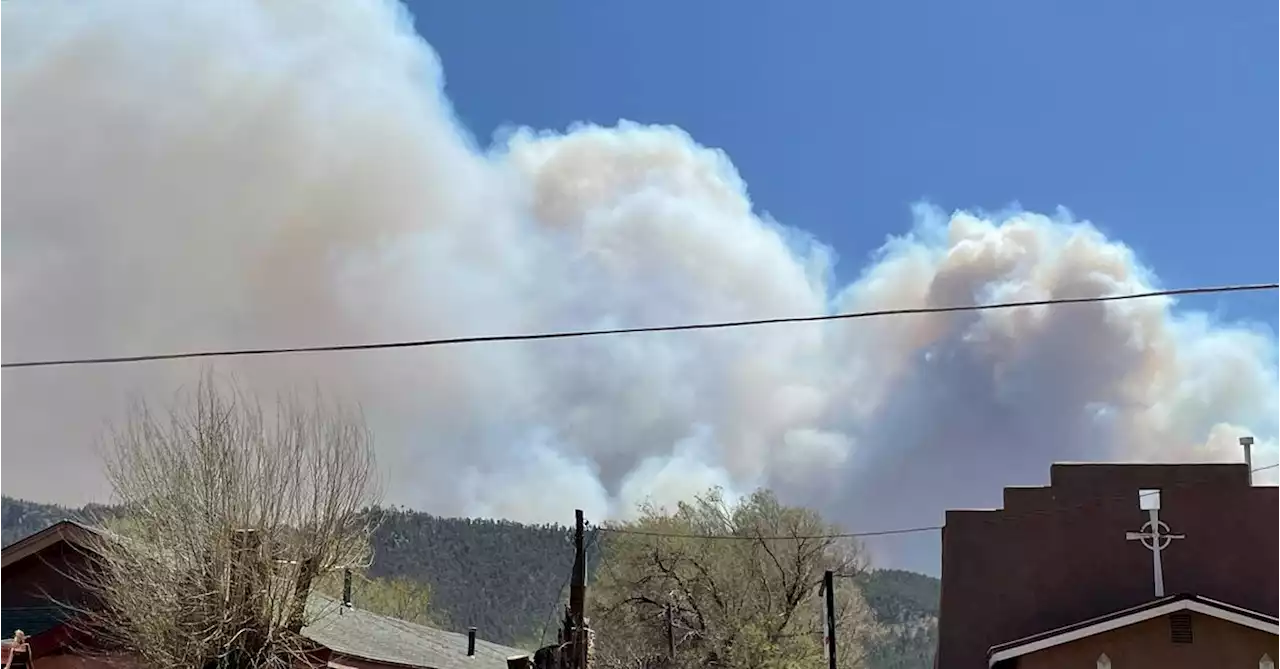 Raging wildfire forces New Mexico mountain valley to evacuate