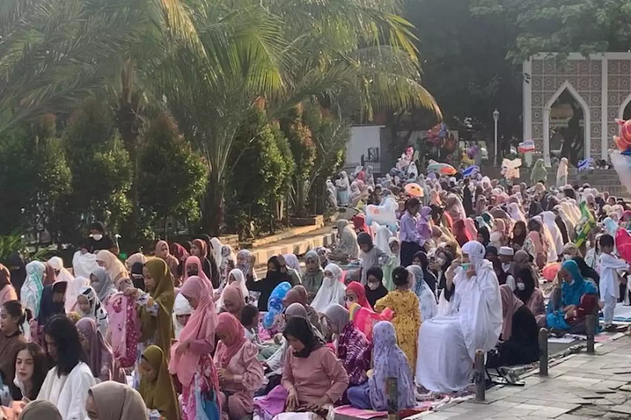 Salat Id di Masjid Al-Barkah Bekasi, Masyarakat Antusias hingga Penuhi Jalan