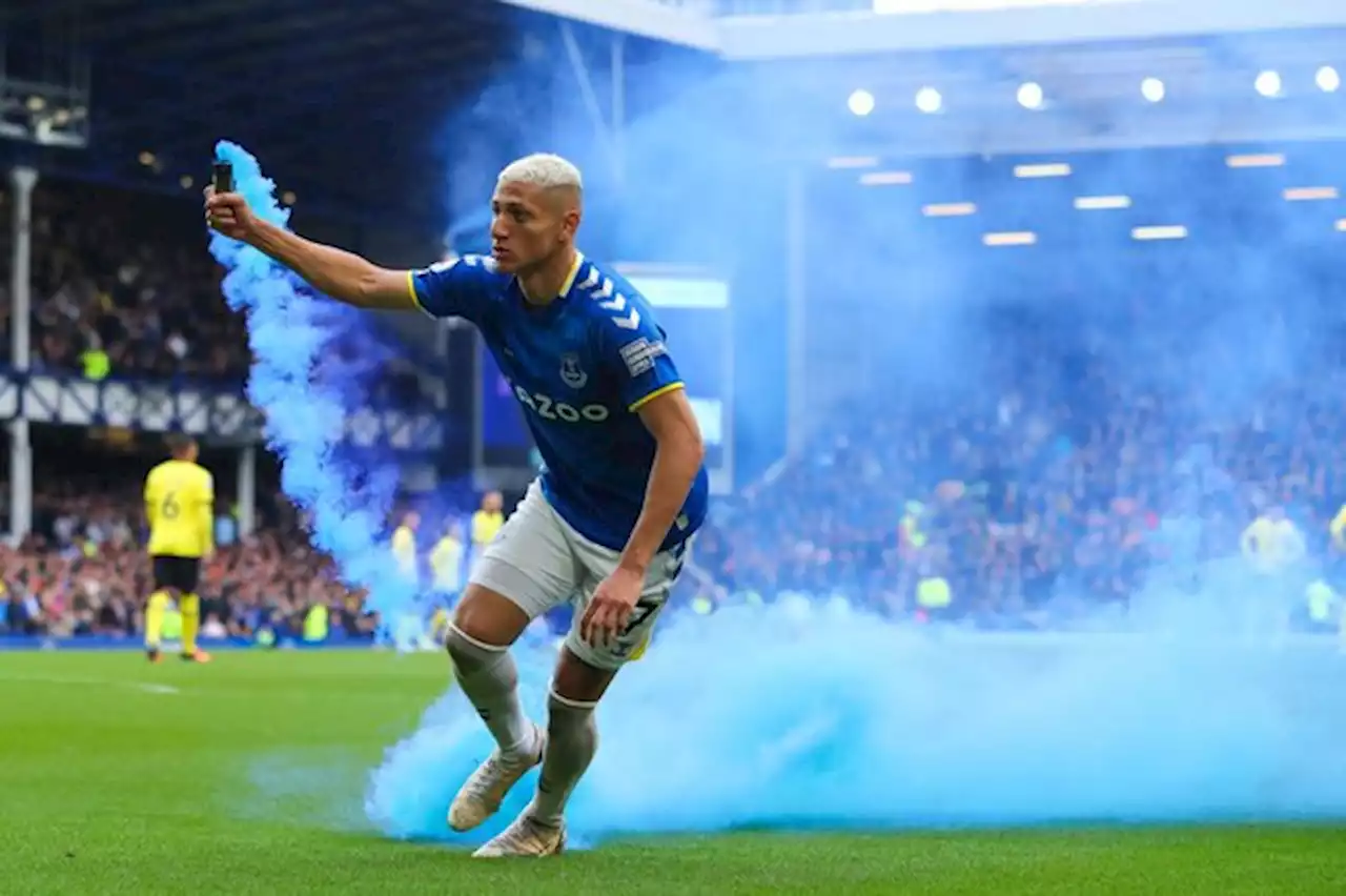 Richarlison lance un fumigène dans la foule lors d'une célébration, Everton et la FA ouvrent une enquête sur le joueur.