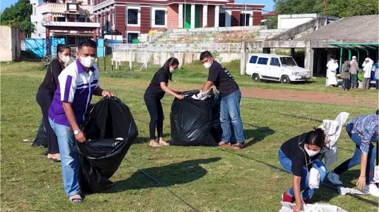 Potret Toleransi Kerukunan Warga Ambon, Pemuda Gereja Bagi-bagi Koran Gratis Untuk Alas Jemaah Salat Ied