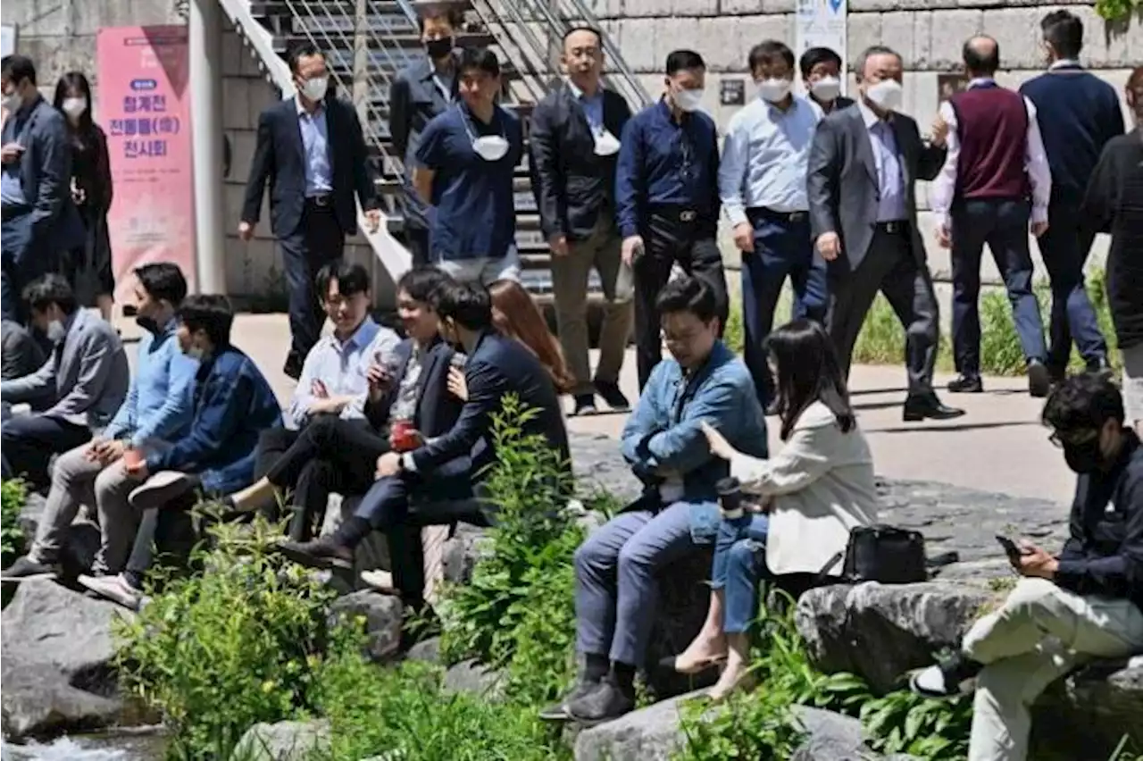 South Korea drops outdoor mask rule, but many prefer to keep them on